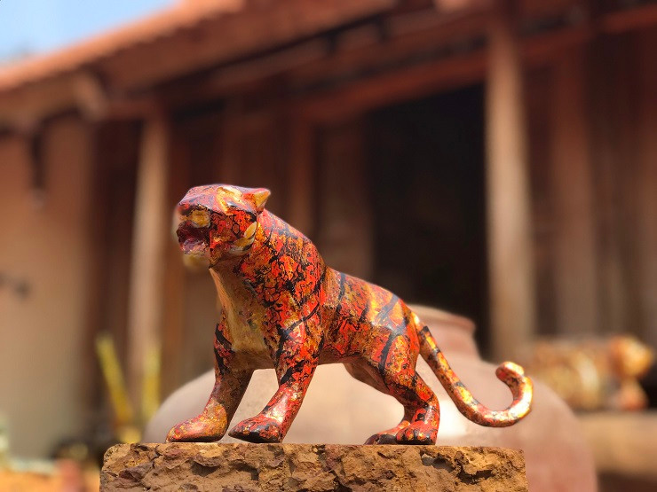 Theo anh Phát, 2022 bức tượng ổ được làm từ gỗ mít, đá ong. Đây là 2 chất liệu bản địa tại Sơn Tây, kết hợp với nghệ thuật sơn mài thuần Việt để tạo hình nên những sản phẩm độc nhất vô nhị, không con nào giống con nào.