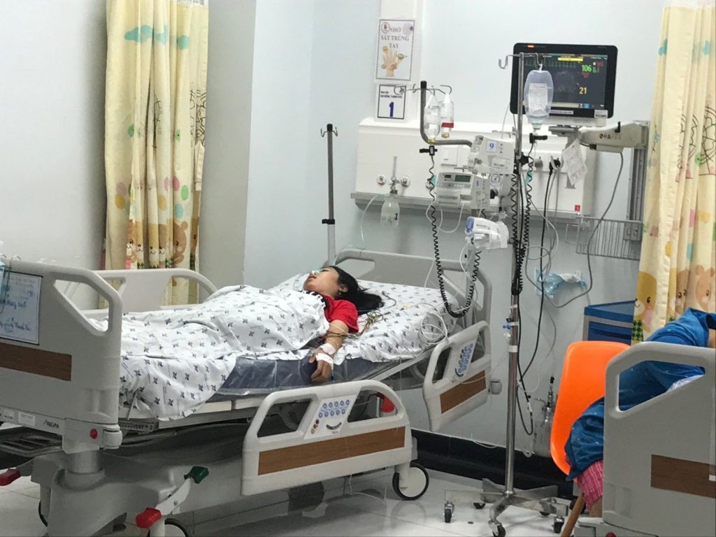 Bi me mang, be gai uong 28 vien thuoc chong tram cam de tu tu