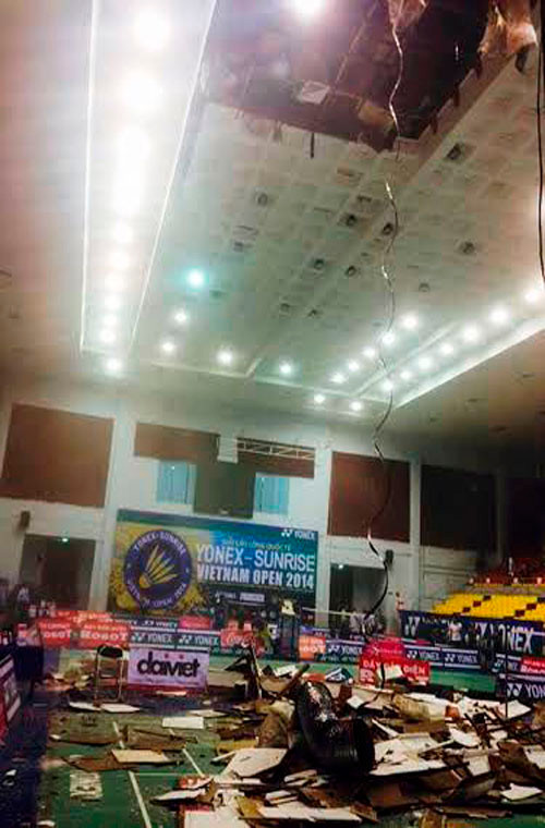 Hiện trường vụ đổ sập trần thạch cao Nhà thi đấu Phan Đình Phùng đêm qua (2/9).