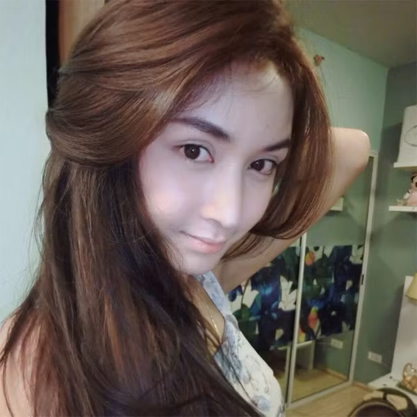 Nhưng khi để mặt mộc, Piyada Inthavong lại toát lên vẻ dịu dàng.