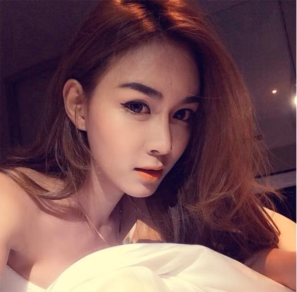 Khi trang điểm trông cô thật sắc sảo.