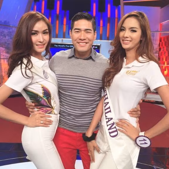 So với thí sinh Thái Lan, nhan sắc của người đẹp Lào (trái) trội hơn hẳn.