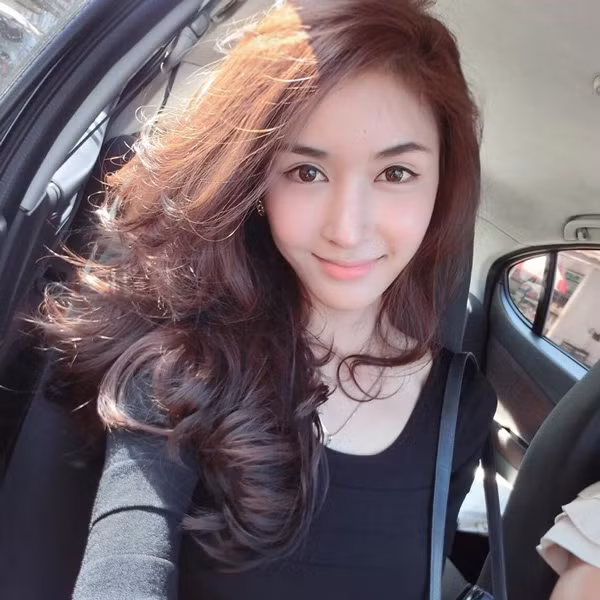 ... trước gương, trong xe ô tô.