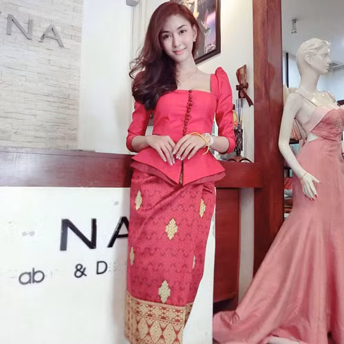 Piyada Inthavong bắt đầu được mọi người biết tới khi cô đại diện Lào tham gia cuộc thi Nữ hoàng Quốc tế 2014 tại Thái Lan ( Miss International Queen 2014).