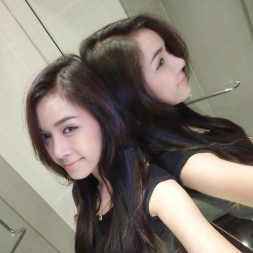 Ý thức được nhan sắc của mình, Piyada có thói quen chụp ảnh “tự sướng” ở mọi nơi.