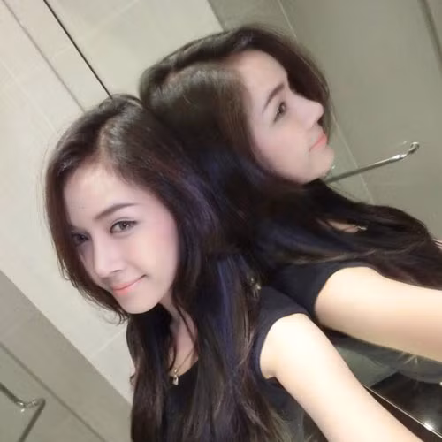 Ý thức được nhan sắc của mình, Piyada có thói quen chụp ảnh “tự sướng” ở mọi nơi.