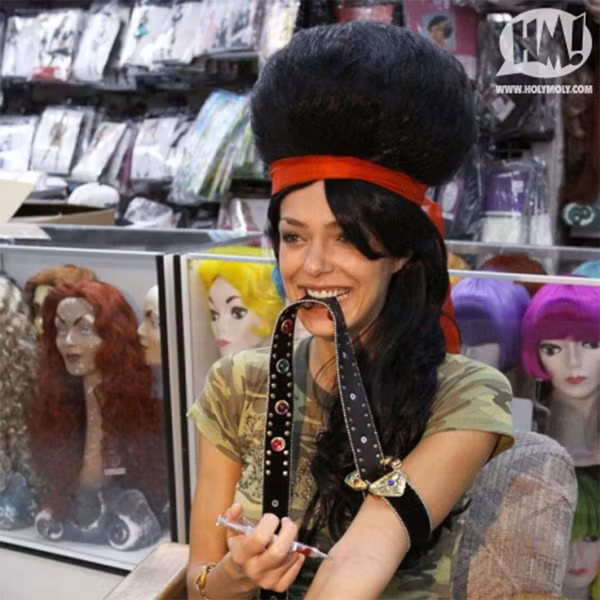 Trong dịp Halloween năm 2009, quán quân America’s Next Top Model mùa đầu tiên Adrianne Curry đã hóa trang thành Amy Winehouse, nhưng cô bị chỉ trích khi đi quá xa với hành động và tạo hình bắt chước nữ ca sĩ Amy lúc đang tiêm ma túy.