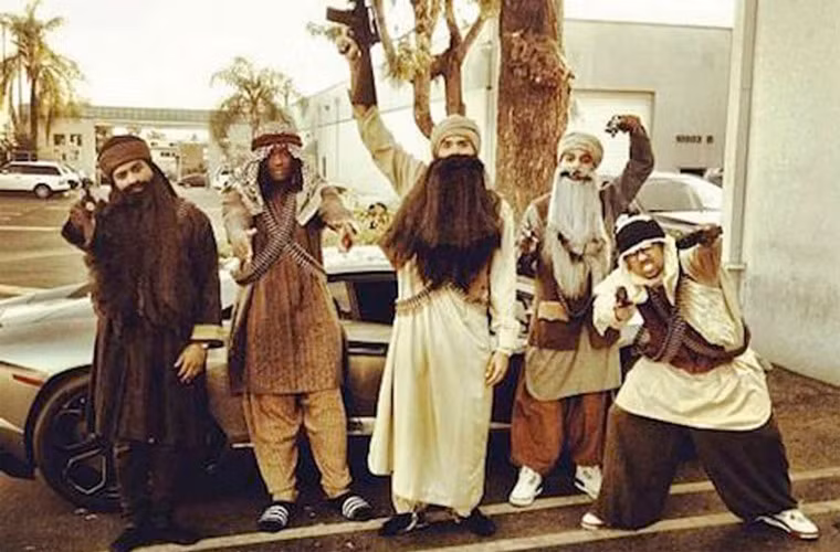 Chris Brown đã mắc sai lầm lớn khi hóa trang thành một tên khủng bố Taliban cùng một nhóm bạn cũng mặc tương tự tới dự tiệc Halloween tại nhà người tình Rihanna lúc đó.