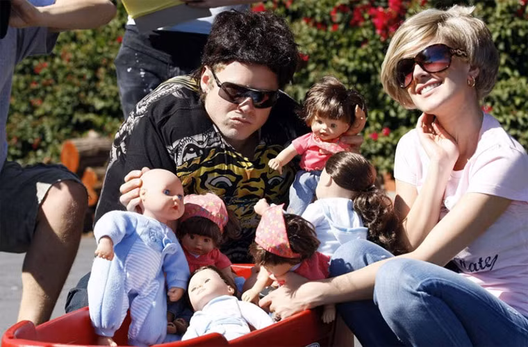 Hai vợ chồng ngôi sao truyền hình thực tế Heidi Montag và Spencer Pratt đã hóa trang thành cặp vợ chồng Jon và Kate Gosselin với đàn con sinh 6. Nhưng hình ảnh của họ không khiến mọi người vui cười mà chỉ thấy không đáng.