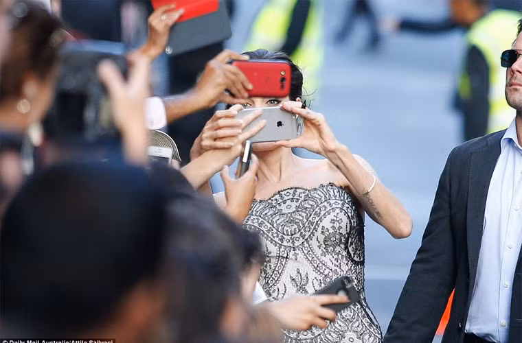 Cùng một lúc không biết bao nhiêu điện thoại giơ lên chụp ảnh ngôi sao Hollywood.