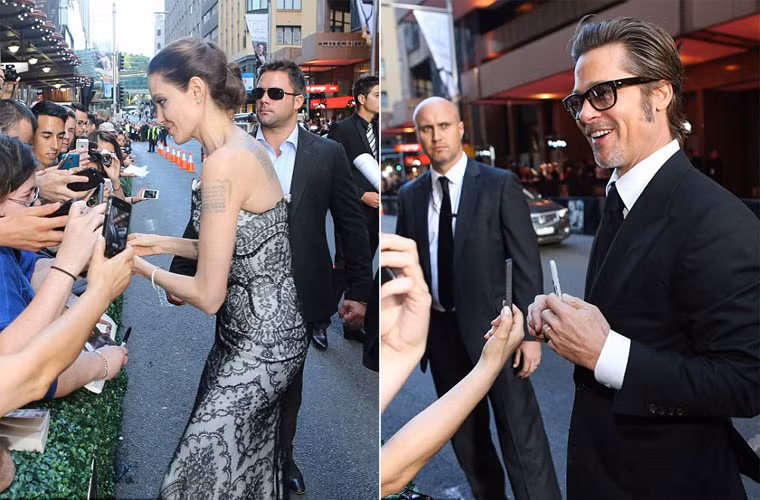 Nam diễn viên 50 tuổi cùng vợ bước xuống từ chiếc Range Rover đen và liên tục nở nụ cười để chào fan. Họ không ngại ngần khi có bất kỳ ai yêu cầu chụp ảnh chung hoặc xin chữ ký ngay trên đường phố, trước khi bước vào thảm đỏ sự kiện công chiếu phim.