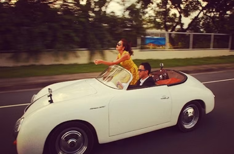 Trong dịp kỷ niệm 2 năm ngày cưới, Hà Tăng vừa cùng chồng đi chơi trên chiếc xe mui trần cổ điển khiến dư luận chú ý.