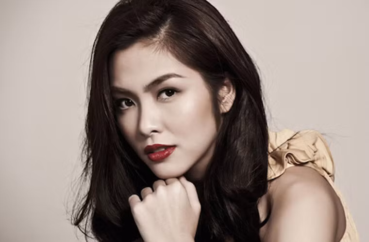 Được mệnh danh là "ngọc nữ điện ảnh Việt" , cuộc sống của Hà Tăng đặc biệt được chú ý sau khi cưới Louis Nguyễn, thiếu gia nhà Johnathan - Thủy Tiên.