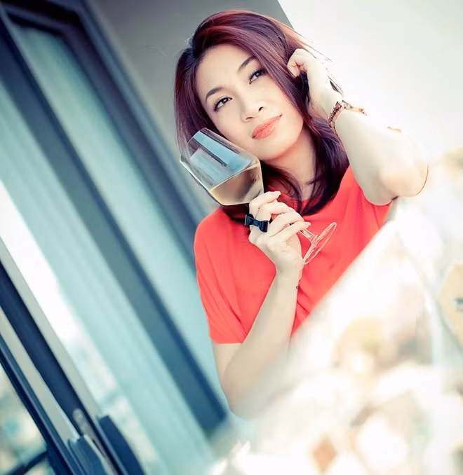 Mới đây, người đẹp sinh năm 1987 khoe học bạ cấp 2 tại trường năng khiếu Trần Phú với thành tích đáng nể. Tổng điểm phẩy bình quân cuối năm của cô khoảng 8,5 và năm nào cũng nhận huy chương hoa phượng đỏ. Ngoài ra, trong 4 năm học khoa Tiếng Pháp trường Đại học Quốc gia, Hà Nội, Pha Lê luôn là sinh viên có thành tích học tập xuất sắc. Cô cũng nhận bằng tốt nghiệp Đại học loại ưu. Thông minh, học giỏi và có thể nói lưu loát tiếng Pháp, tiếng Anh nhưng cô vẫn chọn ca hát là con đường sự nghiệp của mình.