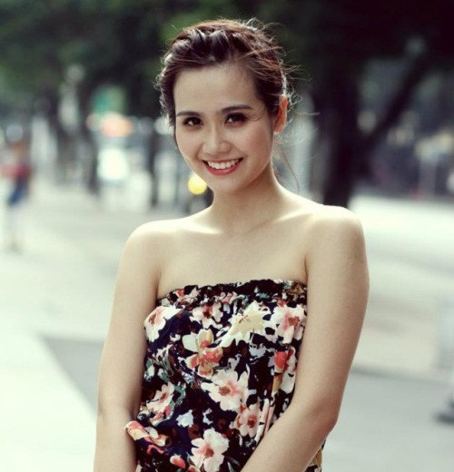 Khi đang học năm thứ 2 trường ĐH Kinh doanh và công nghệ, cô từng giành được học bổng toàn phần của Đại học Griggs (Mỹ) – ngôi trường đào tạo cử nhân Quản trị kinh doanh. Tuy nhiên, vì yêu thích ngành ngân hàng nên cô không đã quyết không theo học. Hiện tại, cựu hot girl đã tốt nghiệp trường ĐH Kinh doanh và công nghệ, khoa Tài chính – Ngân hàng với tấm bằng loại giỏi. Ngay sau khi tốt nghiệp, cô đã bắt tay ngay vào kinh doanh với việc mở một cửa hàng thời trang của riêng mình song song với việc đóng phim.