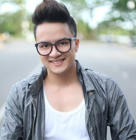  8. Cao Thái Sơn: Là một ca sĩ nổi tiếng với nhiều ca khúc hit và scandal, nhưng Cao Thái Sơn lại không hề bỏ bê chuyện học hành. Dù bận rộn với lịch diễn nhưng anh vẫn nỗ lực hoàn thành chương trình học tại trường ĐH Mở TP HCM. Năm 2012, nam ca sĩ "Con đường mưa" bảo vệ khóa luận tốt nghiệp với đề tài Hoàn thiện kiểm soát nội bộ về một doanh nghiệp làm trong lĩnh vực bất động sản, được đánh giá khá cao và đứng ở vị trí thứ 2 toàn khoa trong khóa tốt nghiệp năm đó.