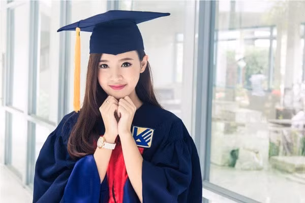 Tuy nhiên, khi trở thành sinh viên, có thời gian Midu tham gia đóng phim, sự kiện mà bỏ bê việc học của mình. Vượt qua giai đoạn khó khăn này, nữ diễn viên "Thiên mệnh anh hùng" tiếp tục việc học khá suôn sẻ. Cuối năm 2013, hot girl xinh đẹp chính thức nhận bằng tốt nghiệp hệ cử nhân.