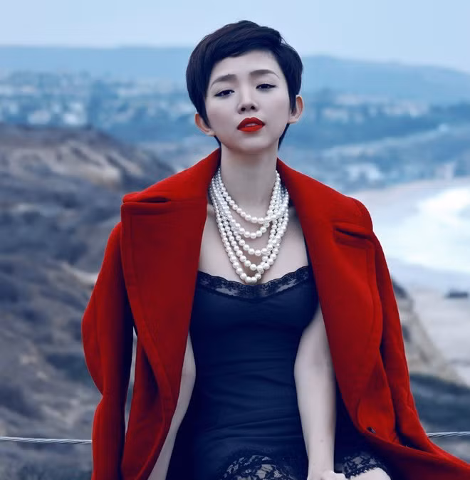  3. Tóc Tiên: Tóc Tiên nổi tiếng học giỏi và xinh đẹp từ khi còn là học sinh cấp 3 trường chuyên Lê Hồng Phong. Suốt 12 năm phổ thông, nữ ca sĩ cá tính luôn là học sinh giỏi với nhiều giải thưởng trong các kỳ thi của quận và thành phố. Trong kỳ thi đại học, Tóc Tiên đạt 25,5 điểm, với 10 điểm Sinh học trọn vẹn khiến mọi người phải nể phục.