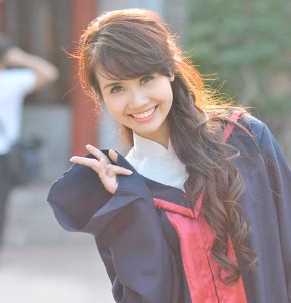  6. Huyền Lizze: Nữ diễn viên "Trái tim có nắng" tên thật là Phan Minh Huyền. Cô từng là hot girl khá đình đám của Hà thành bởi sở hữu vẻ đẹp tự nhiên, trong sáng. Huyền Lizzie còn là một diễn viên được nhiều người yêu mến qua các bộ phim truyền hình như "Hành trình xanh", "Bộ tứ 10A8", "Lời thú nhận của Eva", "Những phóng viên vui nhộn" ... Ít ai biết , Huyền còn sở hữu một thành tích học tập đáng nể khi luôn đạt danh hiệu học sinh giỏi trong suốt những năm phổ thông và còn là học sinh duy nhất của trường đạt giải thưởng Hoa Trạng Nguyên.