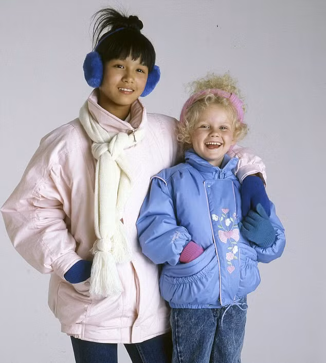 Kirsten (phải), nổi tiếng là một ngôi sao nhí khi đóng cùng Brad Pitt trong bộ phim "Interview With A Vampire", bắt đầu làm mẫu cho nhiếp ảnh gia Jade Albert từ năm lên 5.