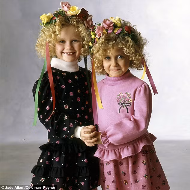 Kirsten (trái) tươi cười trong một shot hình quảng cáo.