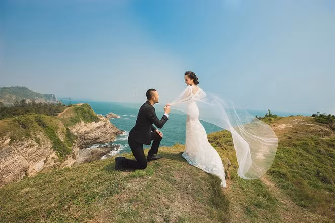 Giữa không gian vắng vẻ, chú rể Doãn Tuấn không ngần ngại quỳ xuống, hôn tay cô dâu Quỳnh Nga. Hình ảnh tràn ngập hạnh phúc của cặp đôi nổi bật một cách sinh động.