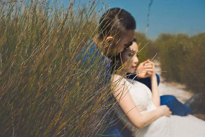 Vốn yêu thích gam màu trắng, Quỳnh Nga đã chọn váy cưới của NTK Xuân Lê, kết hợp ăn ý cùng bộ vest lịch lãm, nam tính của Doãn Tuấn. Trang phục đồng điệu giúp cặp đôi nổi bật giữa thiên nhiên hùng vĩ, nên thơ.