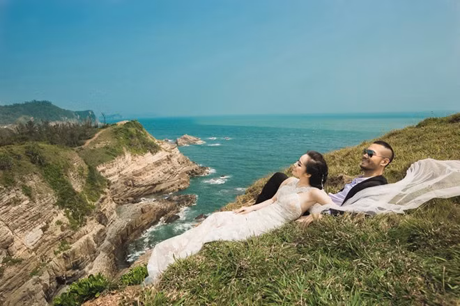 Quỳnh Nga diện đầm ôm dáng, chất liệu voan ren kiêu sa khi ở cạnh chồng sắp cưới.