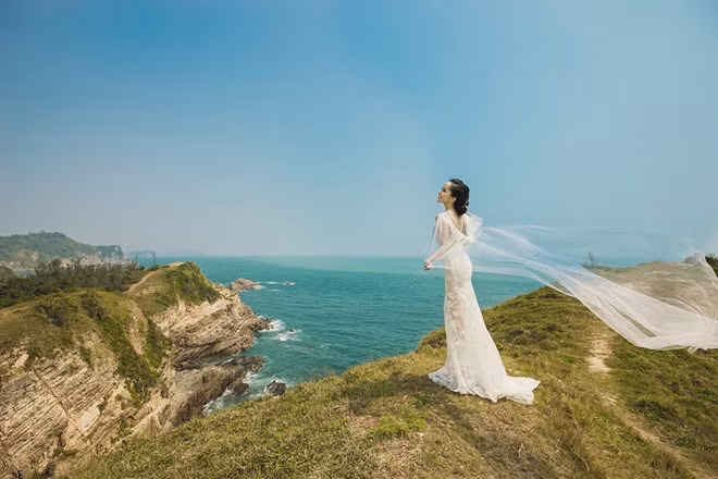 Sở hữu vóc dáng đẹp, nữ diễn viên - ca sĩ được khen ngợi là một trong những cô dâu xinh đẹp nhất làng giải trí Việt.