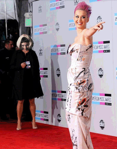 Lady Gaga xuất hiện trên thảm đỏ đúng lúc Katy Perry đang tạo dáng chụp ảnh khiến Katy bị mất sự chú ý.