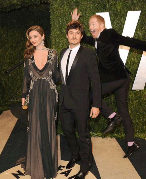 Jessy Tyler Ferguson cố tình trêu ghẹo vợ chồng Orlando Bloom và Miranda Kerr trên thảm đỏ Oscar.