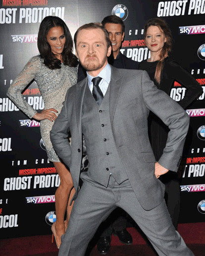 Simon Pegg chen lên trước ba diễn viên Paula Patton, Tom Cruise và Lea Seydoux để tạo dáng nhí nhố.