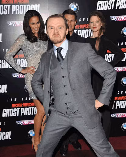 Simon Pegg chen lên trước ba diễn viên Paula Patton, Tom Cruise và Lea Seydoux để tạo dáng nhí nhố.