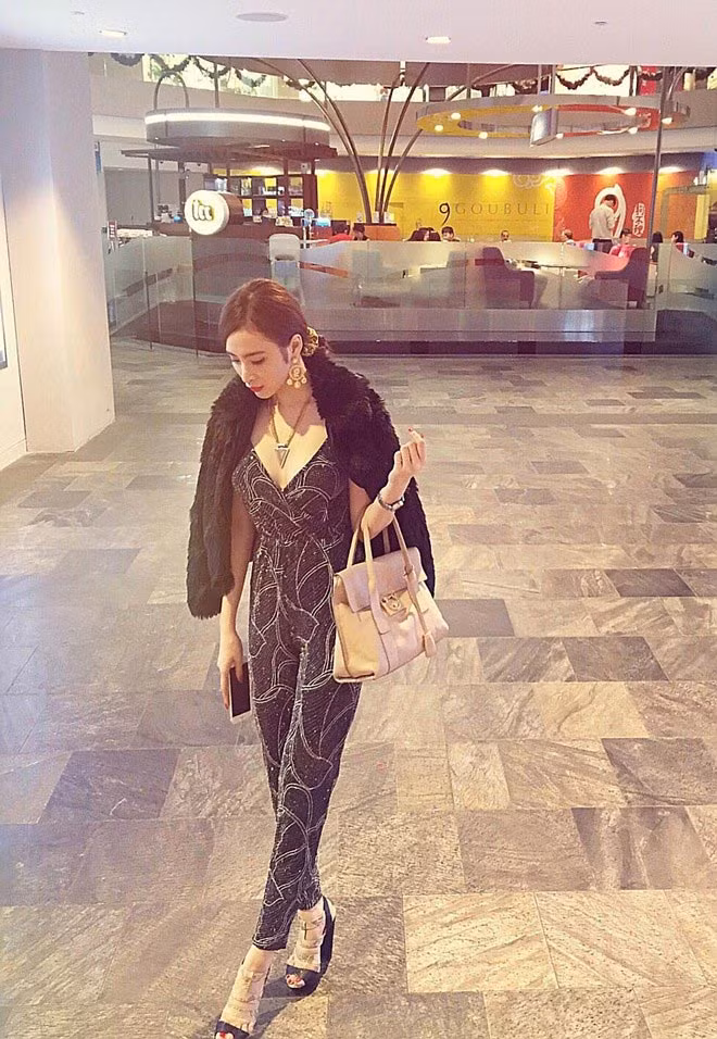 Là một người chỉn chu, mỗi lần xuống phố, Phương Trinh luôn chau chuốt về hình ảnh, trang phục. Hiếm khi nào người hâm mộ thấy cô ăn mặc đơn giản.