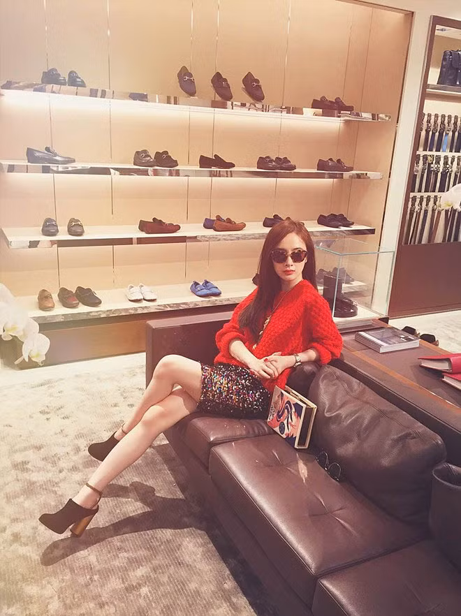 Người đẹp 19 tuổi cũng chia sẻ, mỗi khi được mời quảng cáo, cô tự thưởng cho mình những món đồ hiệu yêu thích, còn bình thường, cô chuộng những mẫu thiết kế trong nước của NTK Lê Thanh Hòa.