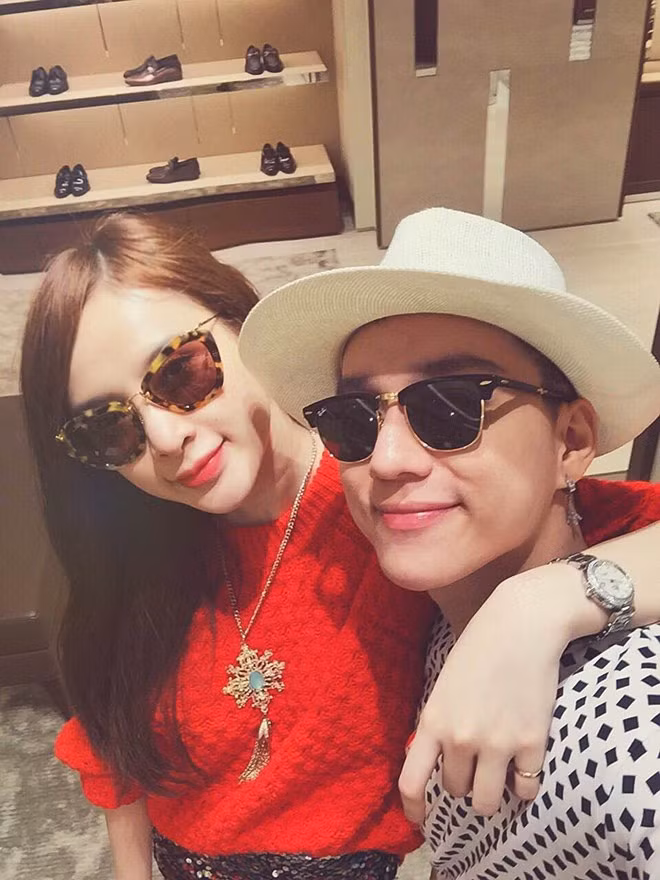 Trên trang cá nhân, bà mẹ nhí vừa khoe những hình ảnh đi mua sắm cùng bạn thân - hot boy Cường Dimo tại quốc đảo sư tử. Nữ diễn viên sang đây để quay quảng cáo cho một nhãn hàng điện tử do cô làm hình ảnh đại diện. Sau khi hoàn thành công việc, cô tự thưởng thức bằng cách khám phá ẩm thực và mua sắm tại trung tâm thương mai.