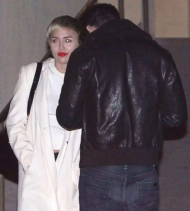 Patrick, hiện đang là sinh viên trường Đại học Nam California lần đầu thừa nhận có tình cảm với ngôi sao "Hannah Montana" trong một cuộc phỏng vấn hồi tháng 5/2011 với tạp chí Details. Thời gian đó anh đang hẹn hò với con gái Demi Moore, Tallulah nhưng vẫn thẳng thắn mình phải lòng cô ca sĩ bằng tuổi.