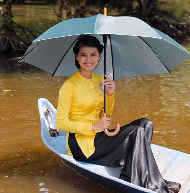 Hình ảnh đoan trang, nhẹ nhàng của thí sinh được tôn vinh trong bộ trang phục truyền thống.