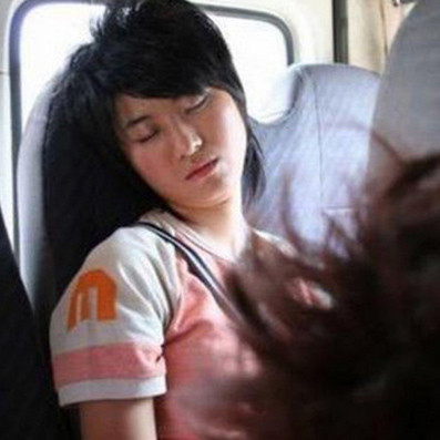 Thượng Văn Tiệp ngủ gục trên ô tô trong một chuyến công tác.