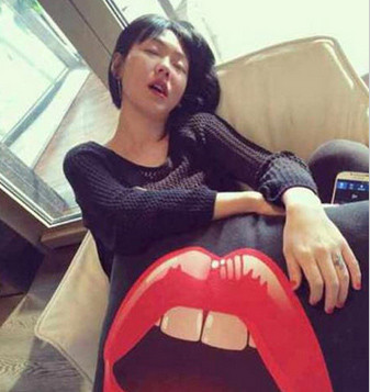 Từ Hy Đệ bị dân mạng chế ảnh nhạo cảnh cô ngủ gật há hốc miệng.