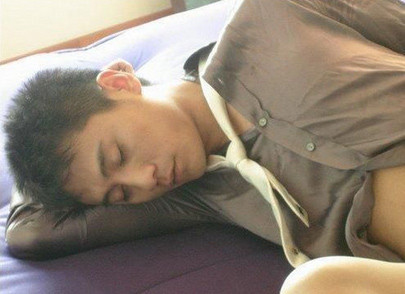 Nam diễn viên Lưu Diệp vẫn nguyên áo sơ mi, cà vạt, ngủ lịm đi vì mệt.