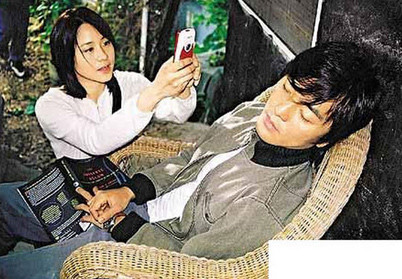 Trịnh Y Kiện bị bạn diễn trong đoàn phim chộp cảnh ngủ gật.