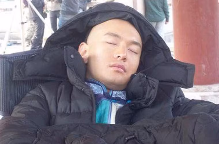 Huỳnh Hiểu Minh ngả lưng tranh thủ chợp mắt trên phim trường giữa hai cảnh quay.