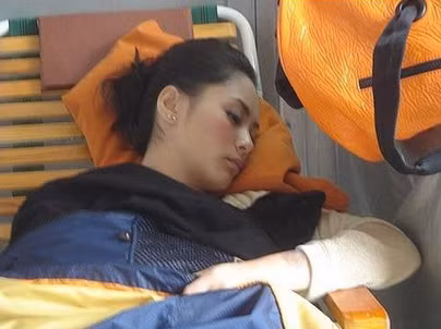 Chung Hân Đồng ngủ tạm trên trường quay chờ đến lượt diễn.