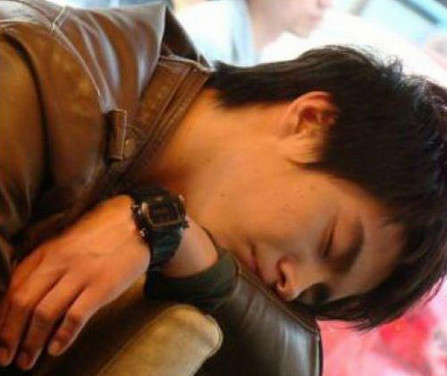 Nam diễn viên Lâm Canh Tân chống tay ngủ ngon lành trên ghế.