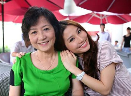 Mẹ Diễm My 9X khiến người đối diện cảm mến nhờ nụ cười đẹp, phúc hậu.