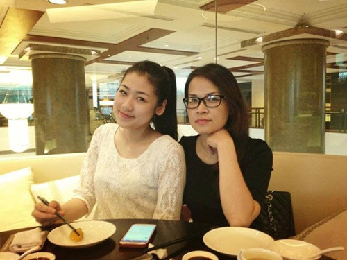 Mẹ Á hậu Tú Anh trẻ trung hơn tuổi đến bất ngờ. Làn da mịn màng, đôi mắt biết cười chính là điểm nổi bật cô được di truyền từ mẹ.