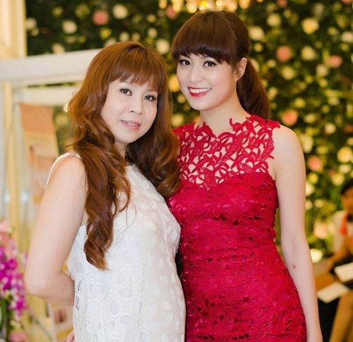 Mẹ Hoàng Thuỳ Linh luôn là người bạn đồng hành của con gái trên chặng đường nghệ thuật. Tóc nhuộm, cắt mái bằng đã giúp mẹ của nữ ca sĩ trẻ hơn nhiều so với tuổi thật rất nhiều.