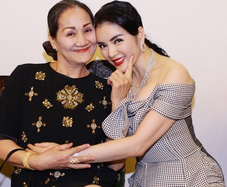 Mẹ Lý Nhã Kỳ đến để ủng hộ con gái, hai mẹ con đã có những giây phút vô cùng thân thiết, tình cảm bên nhau trước khi giờ diễn bắt đầu. Nhã Kỳ thừa hưởng nhiều nét đẹp từ mẹ.