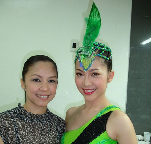 Cũng là một nghệ sĩ múa nổi tiếng, mẹ của Linh Nga giữ được cho mình nét thanh xuân hiếm thấy. Linh Nga như giọt nước nhân đôi của mẹ.